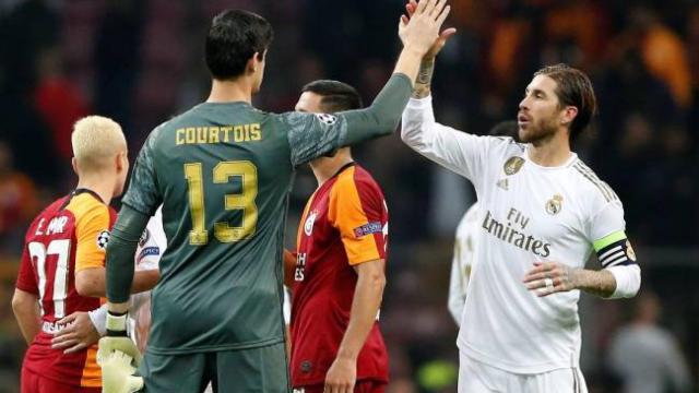 Thibaut Courtois, choca los cinco con Sergio Ramos