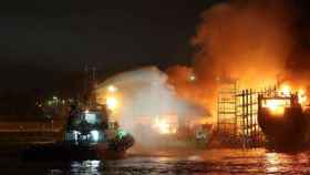 Un incendio arrasa una nave de 2.000 metros cuadrados  y tres barcos en Pontevedra.
