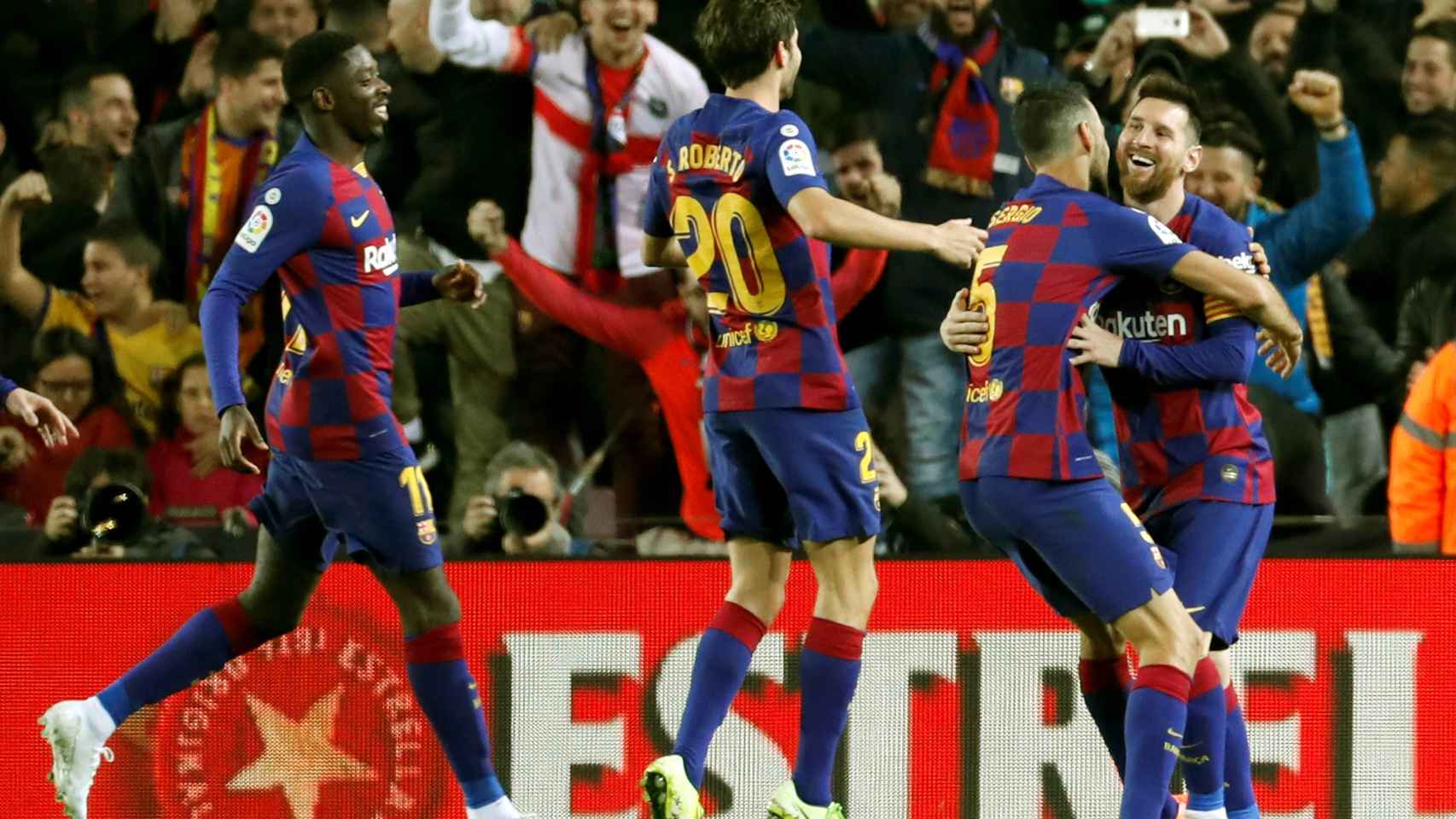 Los jugadores del Barcelona celebran uno de los goles al Celta