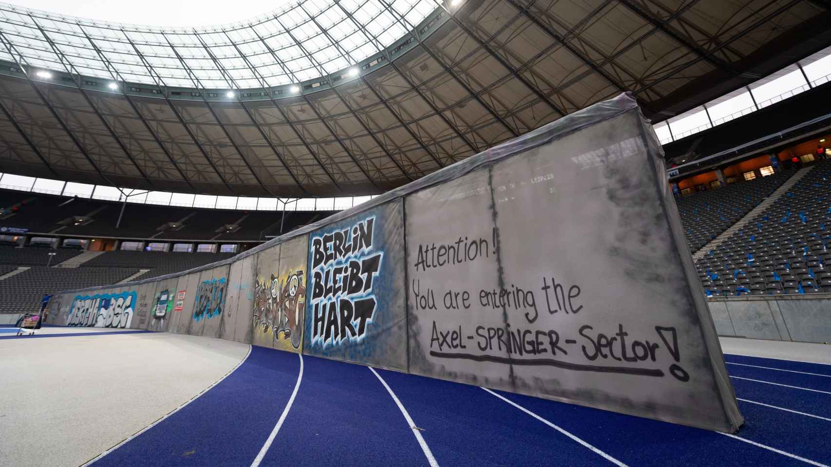 El acto del Hertha Berlin en el 30 aniversario de la caída del Muro