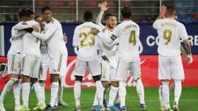 Los jugador del Real Madrid celebran el cuarto gol del equipo ante el Eibar