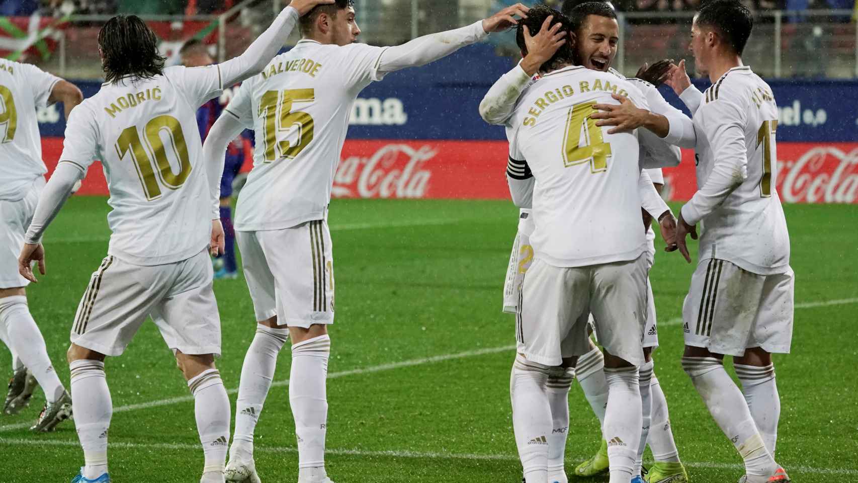 Sergio Ramos celebra con sus compañeros su gol de penalti al Eibar