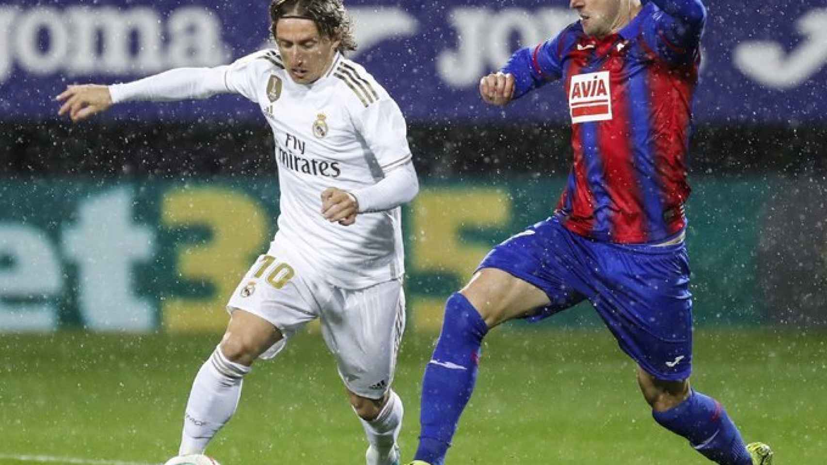 Luka Modric presionado por un jugador del Eibar