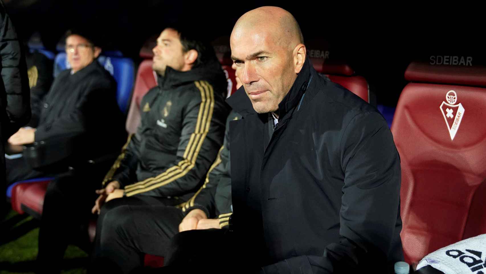 Zidane sentado en el banquillo de Ipurua