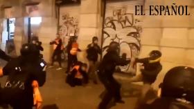 Un grupo de encapuchados lanza piedras a la Policía en Barcelona