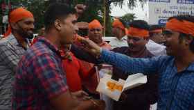Activistas hindúes celebran la decisión del Tribunal.