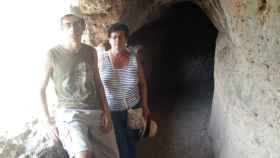 Aitor, con su madre, en la entrada de una cueva a la que fueron de visita.