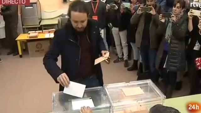 Pablo Iglesias vota en Galapagar (Madrid)