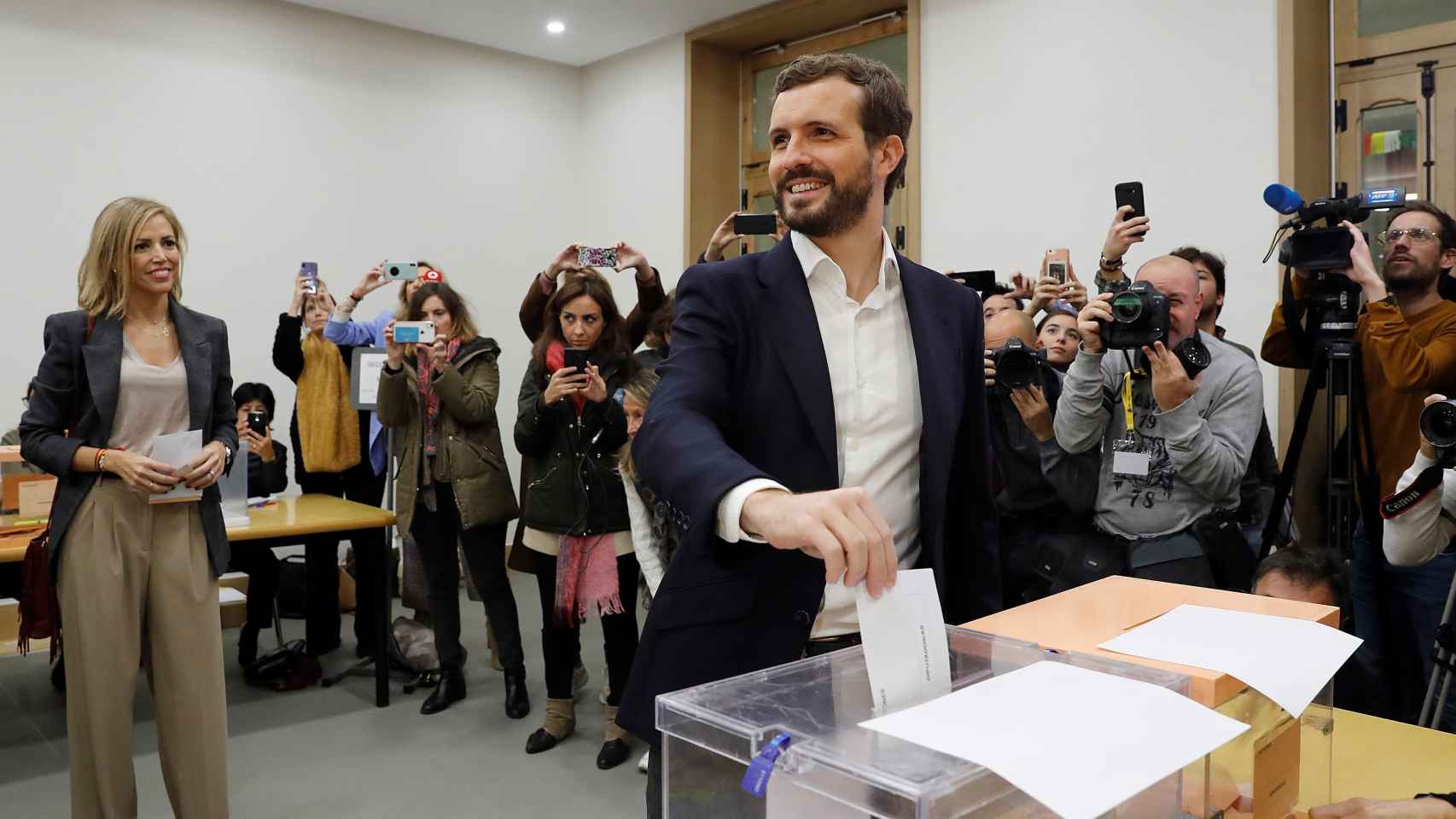 El presidente del Partido Popular Pablo Casado, acompañado de su mujer Isabel Torres (i), deposita su voto en Madrid.