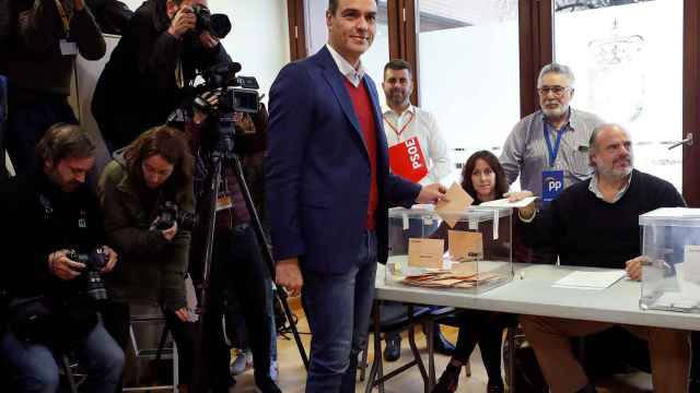 El presidente del Gobierno en funciones, Pedro Sánchez, vota en Pozuelo de Alarcón.