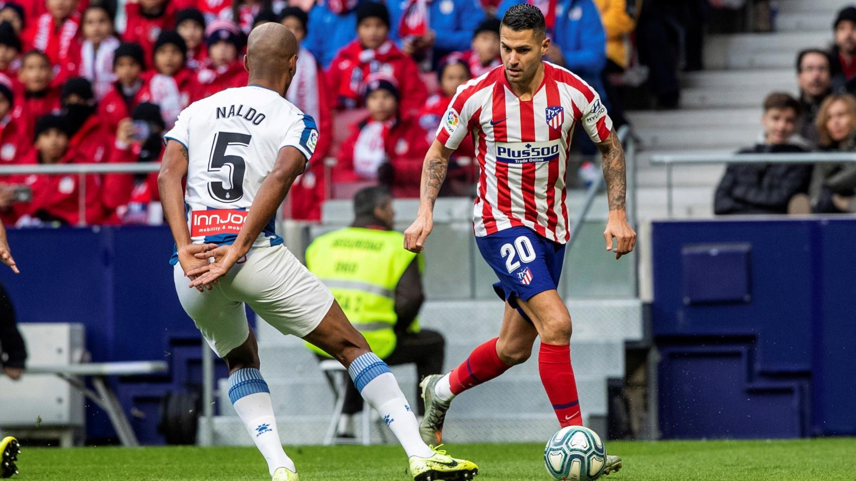Vitolo ante Naldo en un momento del partido entre el Atlético y el Espanyol