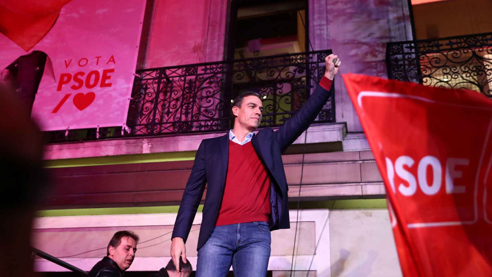 Sánchez celebra la victoria en Ferraz