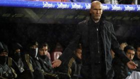 Zinedine Zidane, en el banquillo del Real Madrid en Ipurua