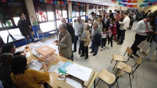 Electores acudan a votar en las elecciones generales del 10-N.