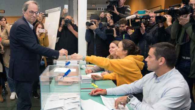 El presidente de la Generalitat de Cataluña, Quim Torra, ejerce su derecho al voto
