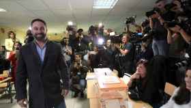 El líder de Vox, Santiago Abascal, en el colegio electoral donde votó hoy en Madrid en la jornada electoral.