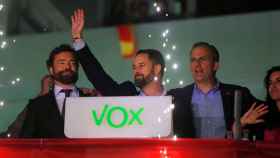 Los dirigentes de Vox Iván Espinosa de los Monteros, Santiago Abascal y Javier Ortega Smith, esta noche en la sede del partido.