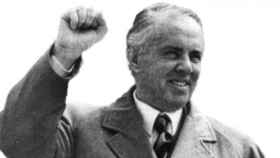 Enver Hoxha, dictador comunista albanés, con el puño en alto.