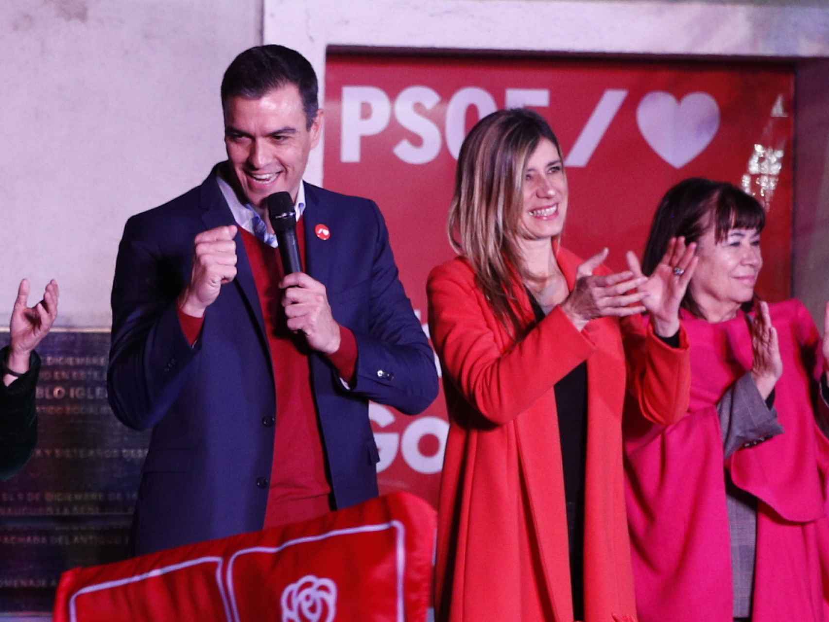 Begoña Gómez aplaudiendo con entusiasmo durante el discurso de Sánchez.