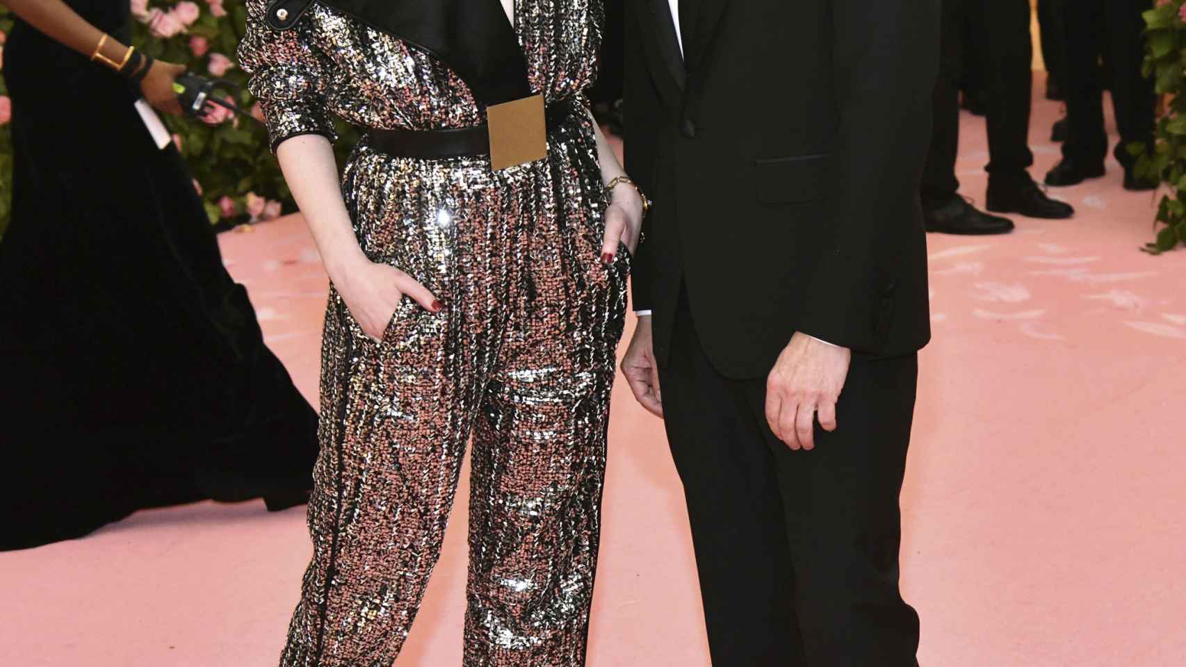 Emma Stone y el diseñador Nicolas Ghesquiere en la Met gala 2019.