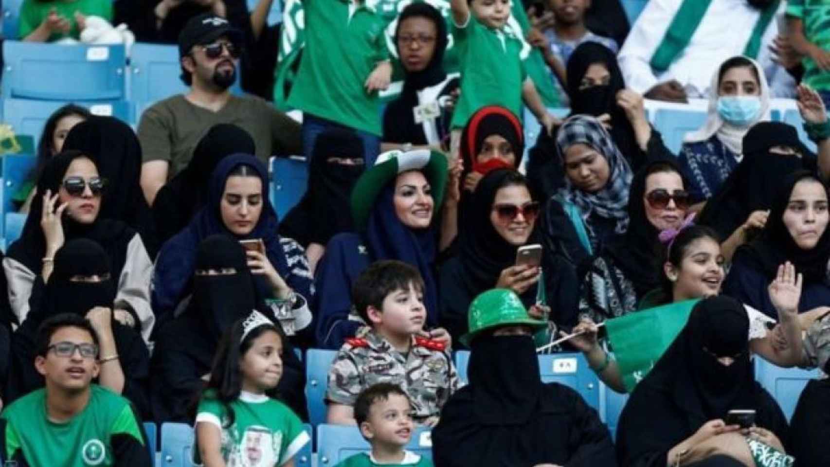 Mujeres viendo fútbol en Arabia Saudí.