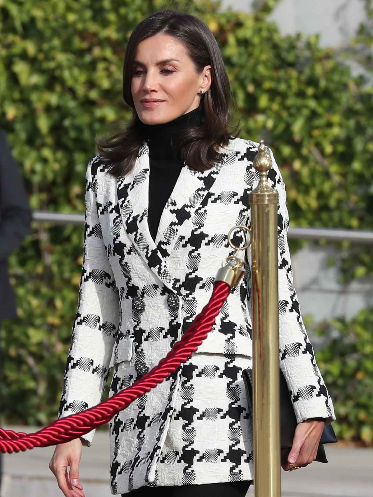 La reina ha lucido un diseño blanco y negro de lana de pata de gallo.
