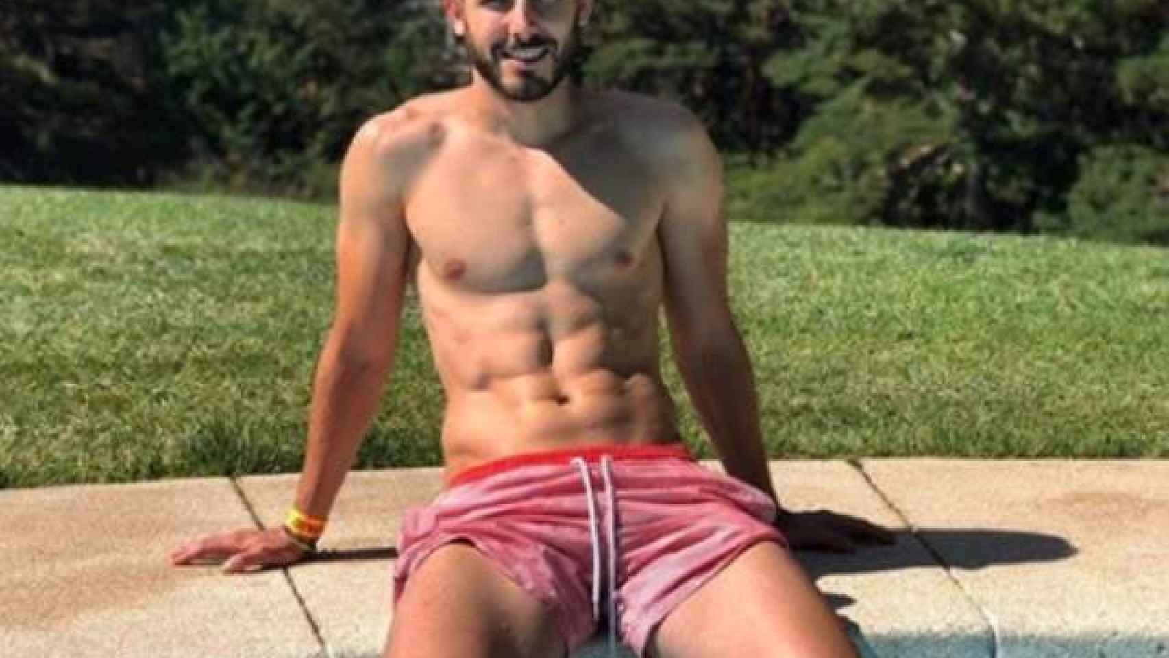 Roberto Martín tomando el sol en una piscina