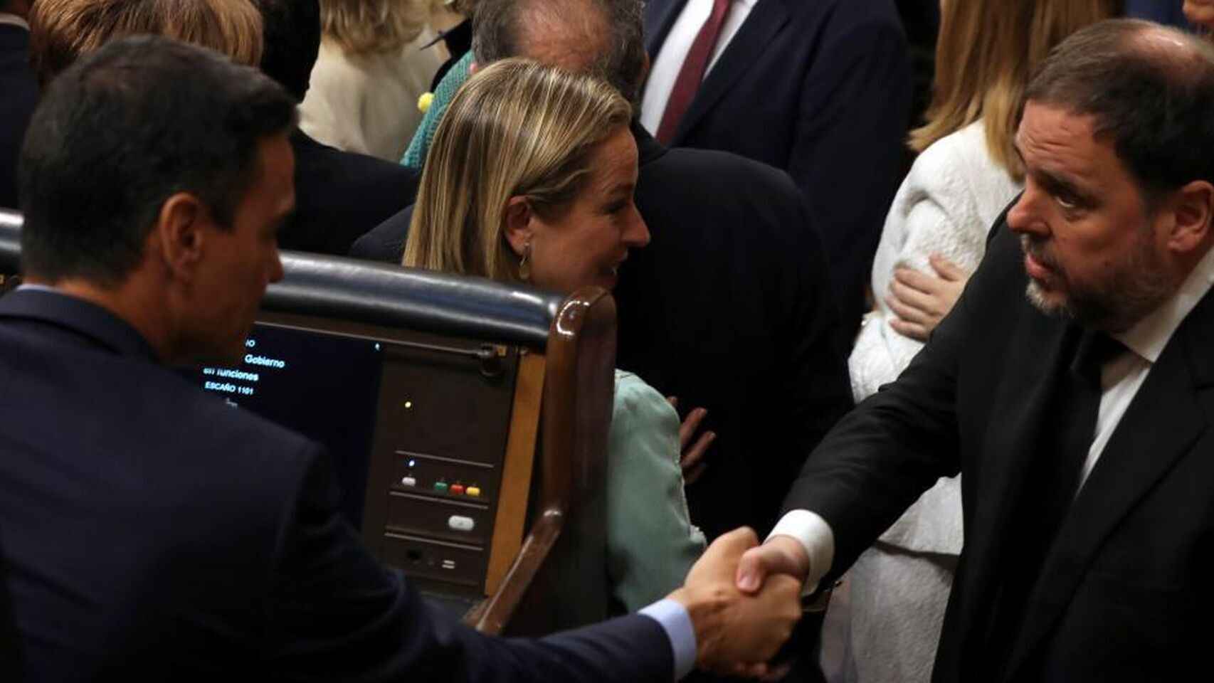 Pedro Sánchez y Oriol Junqueras se saludan en el Congreso.