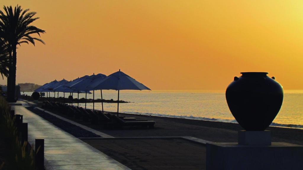 Vista de la playa al atardecer.