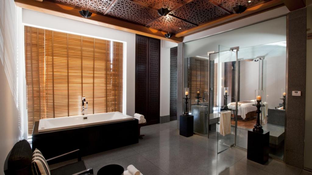 Lujoso baño de la habitación.