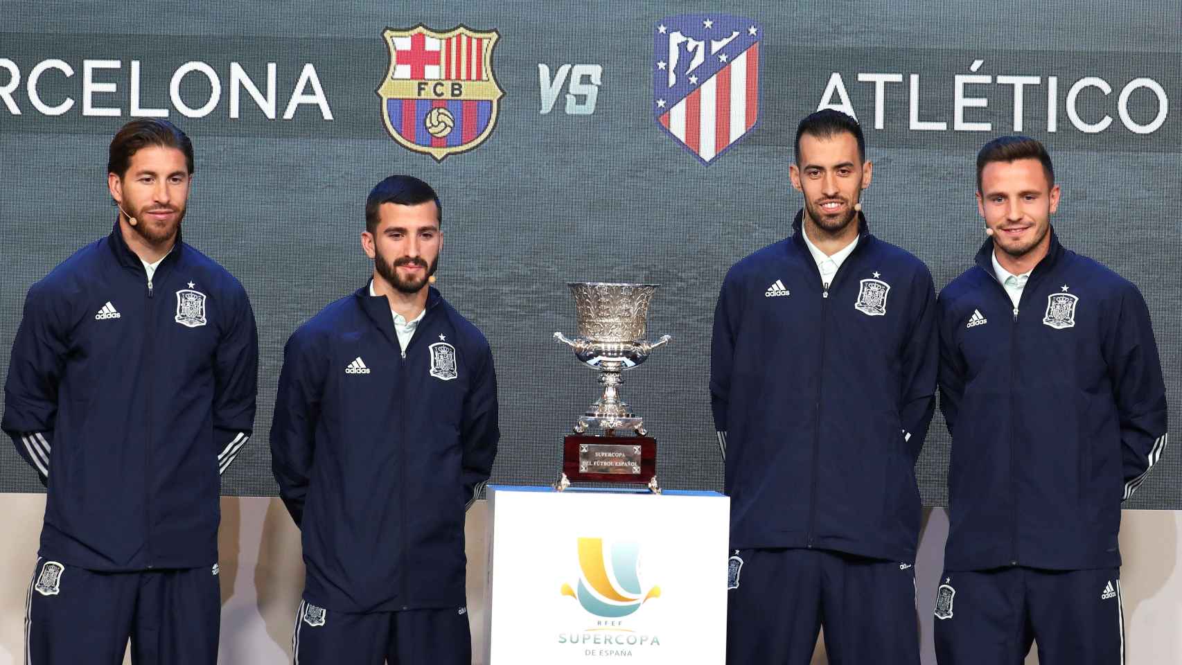 Sergio Ramos, José Luis Gayá, Sergio Busquets y Saul Ñíguez, tras el sorteo de los emparejamientos de la Supercopa de España