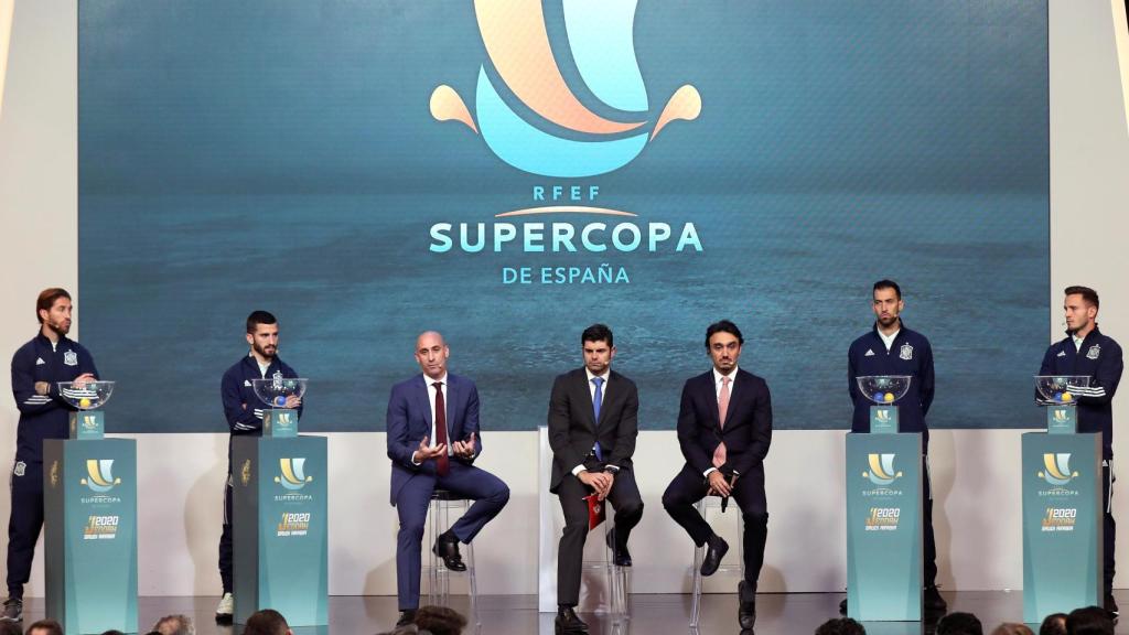 Luis Rubiales, presidente de la Real Federación Española de Fútbol, y el presidente de la autoridad general del deporte de Arabia Saudi, el príncipe Abdulaziz Bin Turki Alfaisal, durante el sorteo de los emparejamientos de la Supercopa de España
