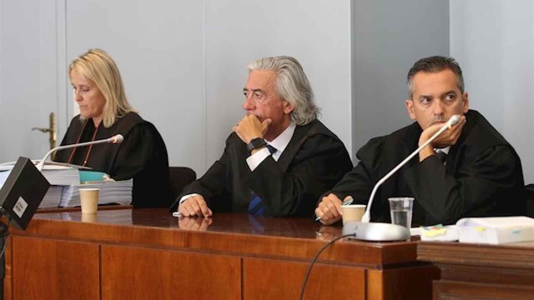 La fiscal Elena Fernández Lora y Francisco Torres, abogado de los padres de Gabriel Cruz (c).