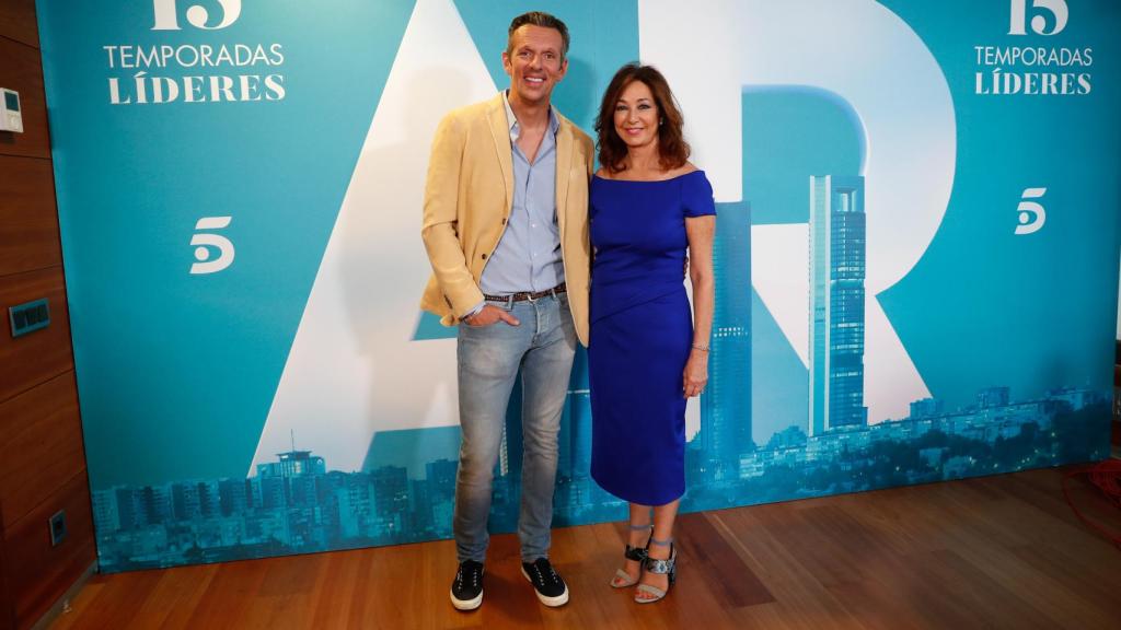 Ana Rosa Quintana junto a Joaquín Prat durante un evento de Mediaset.