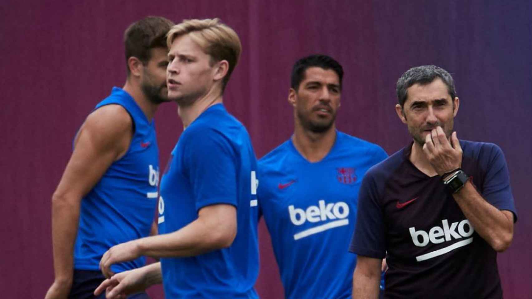 Ernesto Valverde y Frenkie De Jong durante un entrenamiento del Barcelona