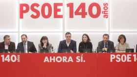 Pedro Sánchez, junto a miembros de la dirección de su partido, este lunes en Ferraz.
