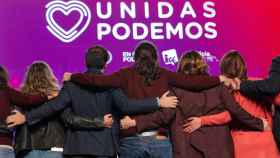 Pablo Iglesias, entre Alberto Garzón y Ada Colau, en el mitin de cierre de campaña de las elecciones generales del 10-N.