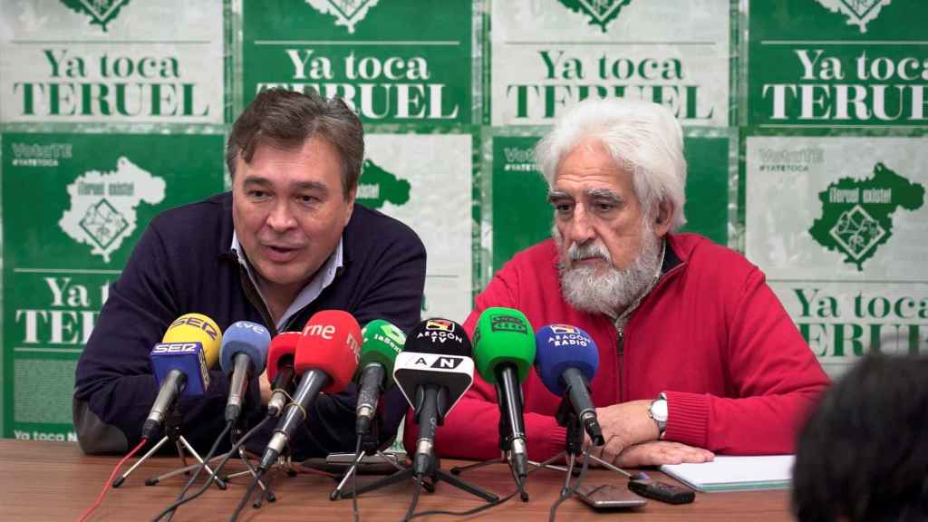 El diputado electo de Teruel Existe, Tomás Guitarte, junto al número dos de la candidatura, Manuel Gimeno.