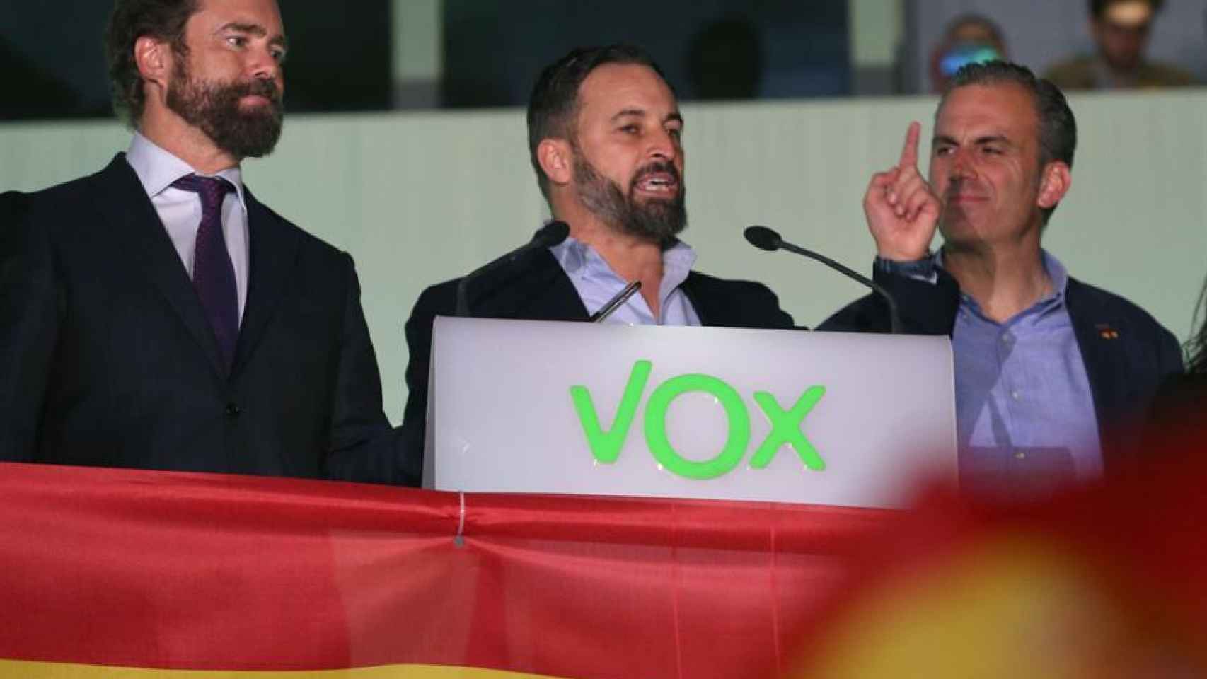 Santiago Abascal, junto a Iván Espinosa de los Monteros y Javier Ortega Smith se dirige a sus simpatizantes en el exterior de la sede del partido en Madrid.