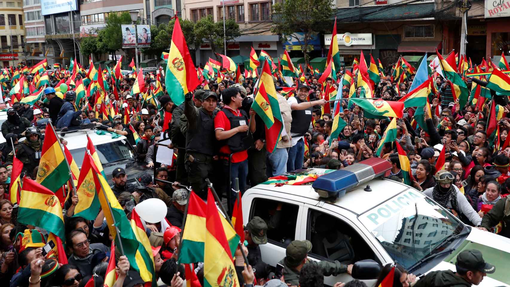 Bolivianos apoyando en las calles a Luis Fernández Camacho, líder de las protestas en Bolivia.