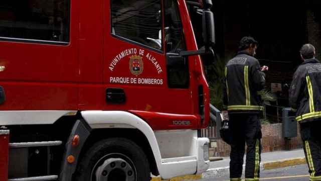 Los Bomberos de Alicante consiguieron rescatar a la joven, que había caído cinco metros.