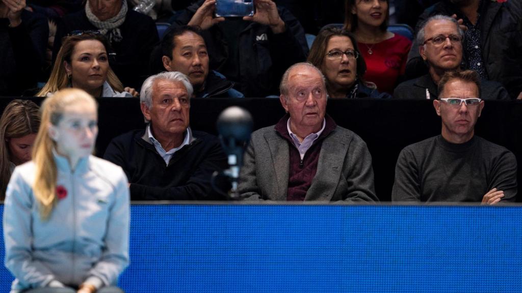 El rey Juan Carlos viendo un partido de tenis de Rafael Nadal con amigos.