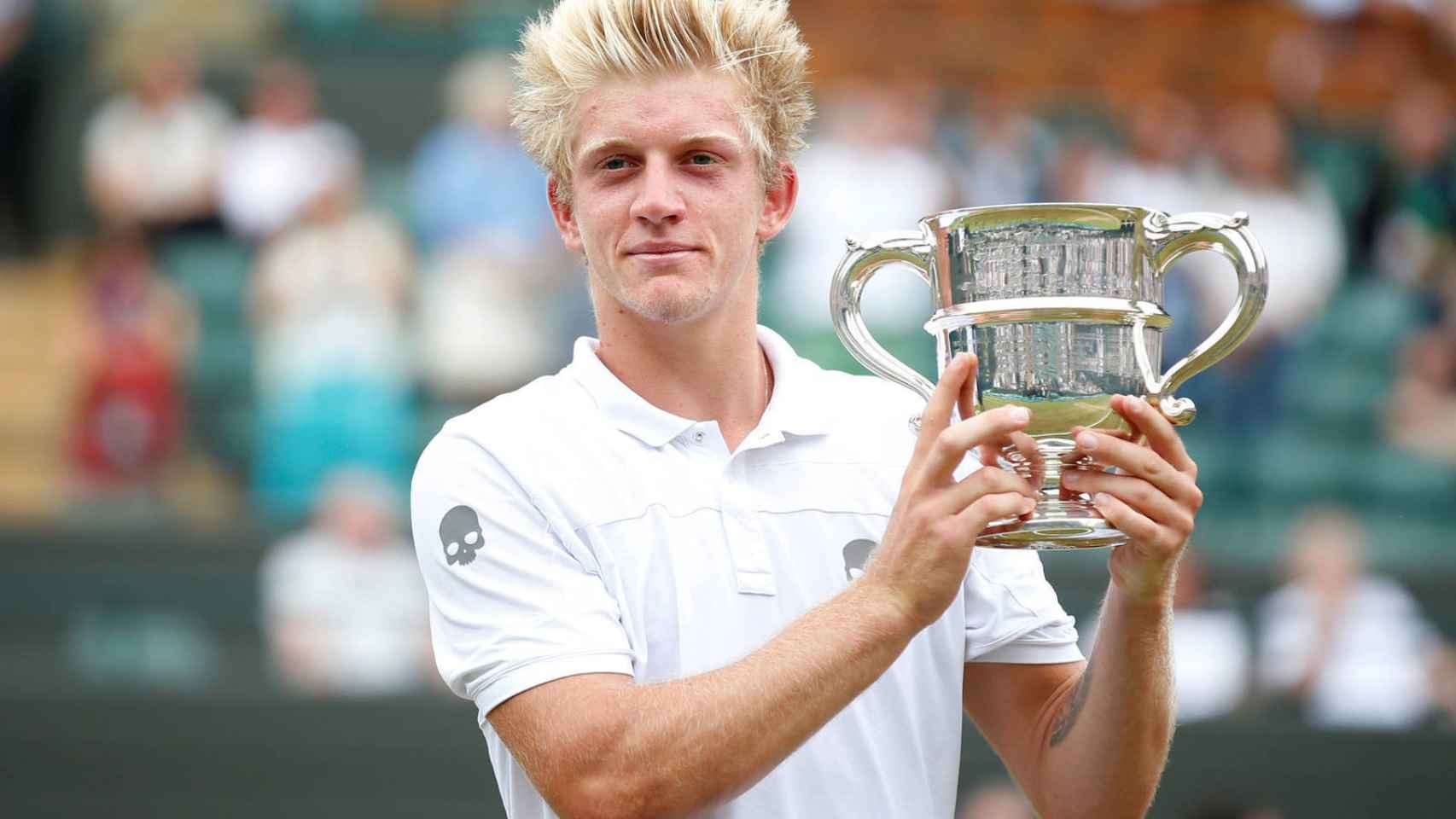 Alejandro Davidovich con el título de Wimbledon Junior