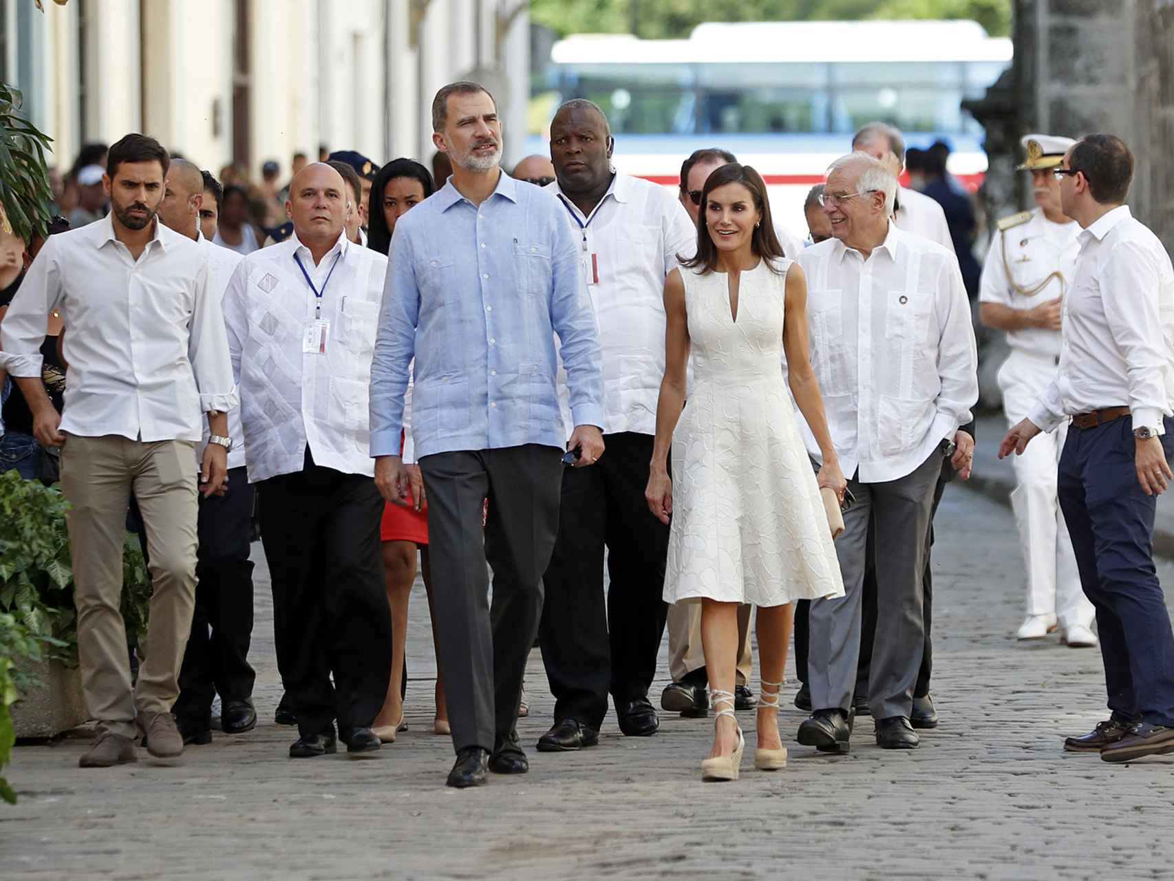 Felipe y Letizia paseando, muy sonrientes y cómplices, por las calles de La Habana.