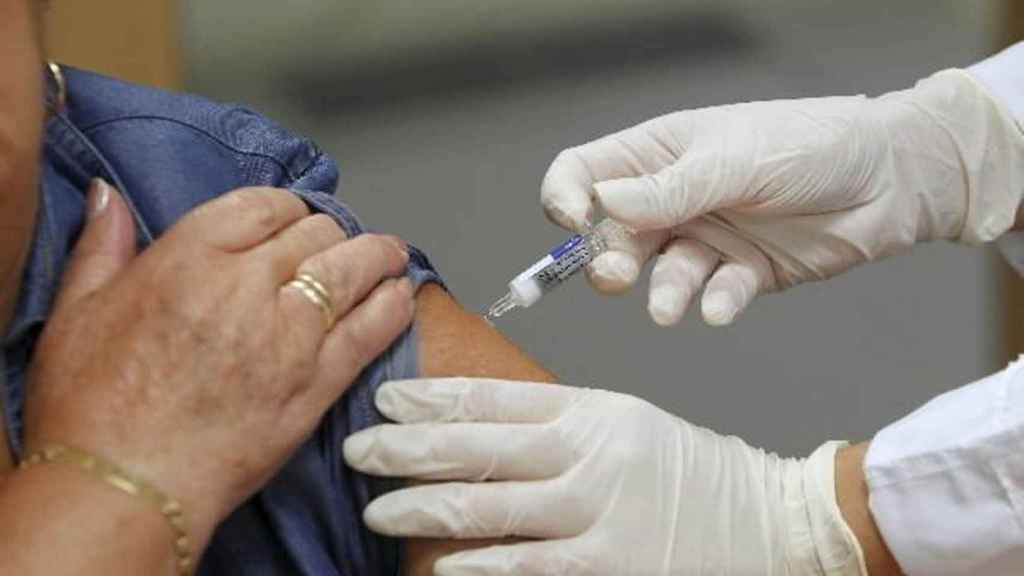 Un sanitario vacuna a un paciente en una imagen de archivo.