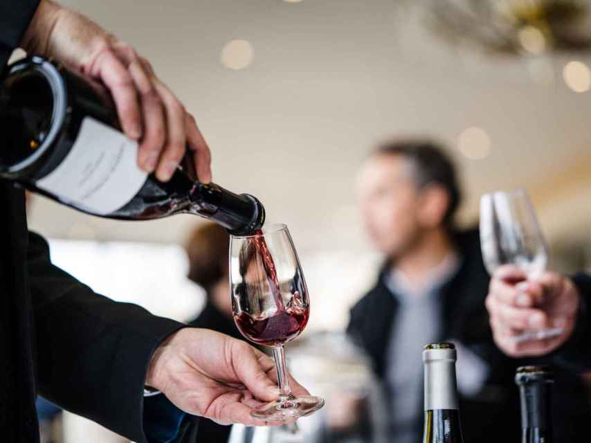En los salones de vinos se prueban los premiados del año.