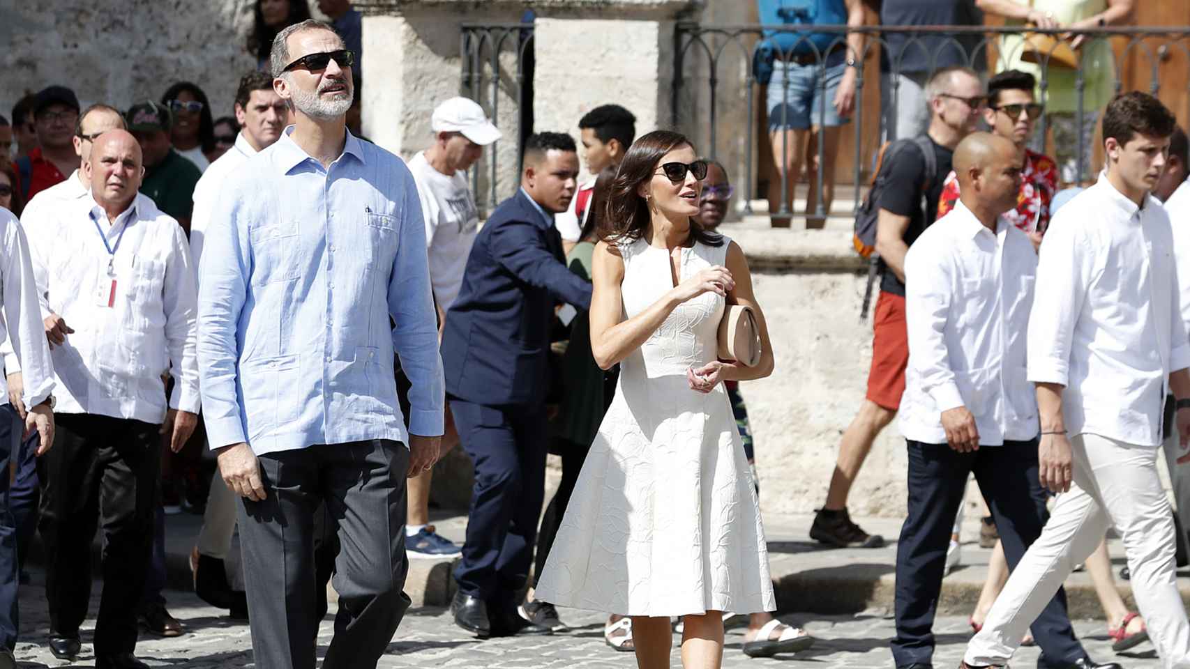 Felipe VI y la reina Letizia paseando por La Habana.