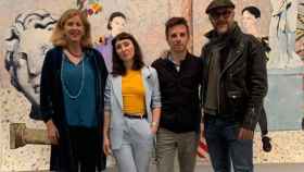 Belén Poole, a la izquierda, junto a los artistas Los Bravú y su galerista
