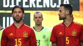 Sergio Ramos y Busquets, con la nueva camiseta de la Selección