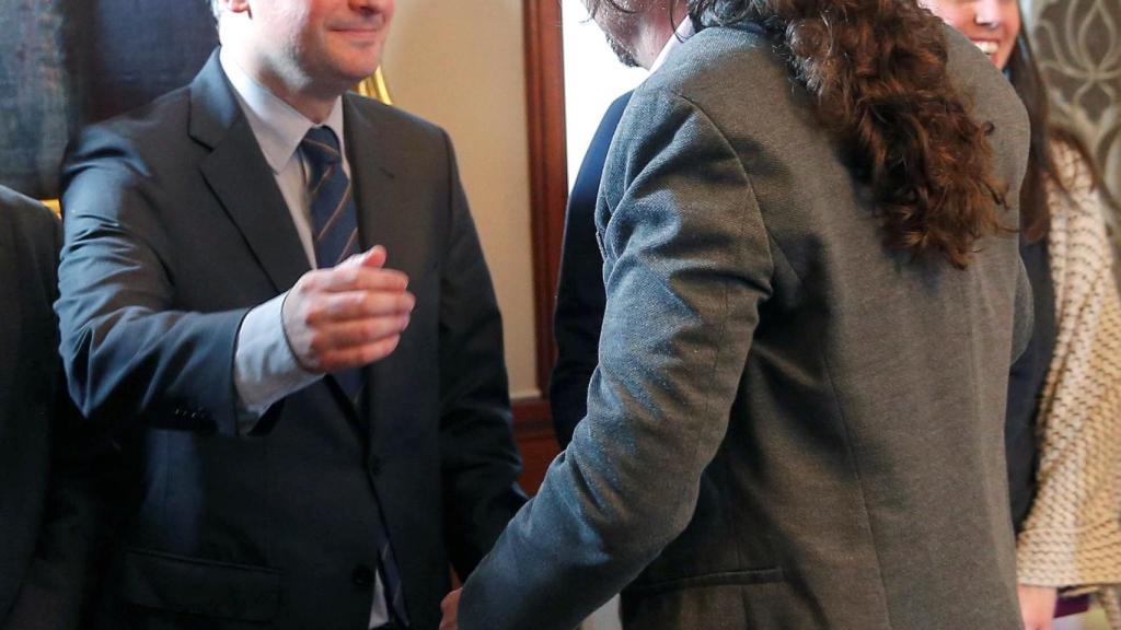 Pablo Iglesias saluda a Iván Redondo, jefe de Gabinete de Pedro Sánchez, tras la firma del acuerdo de coalición.